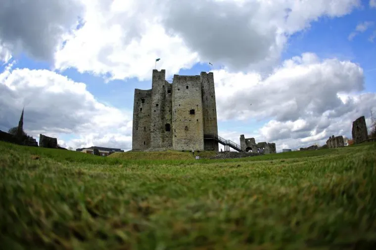 Irska, Trim - Srednjovjekovni dvorac Ross u gradu Trimu nedaleko od Dublina cija je unutrasnjost prekrivena mahovinom.