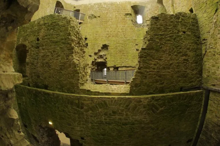 Predivni irski dvorac prekriven mahovinom