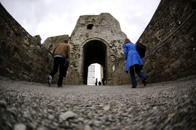 Predivni irski dvorac prekriven mahovinom