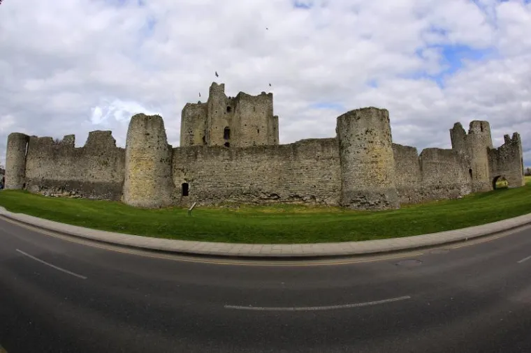 Predivni irski dvorac prekriven mahovinom