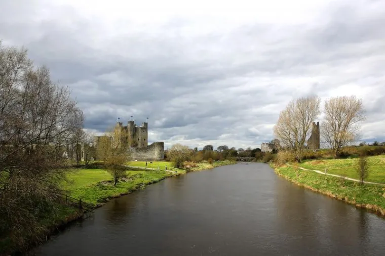 Predivni irski dvorac prekriven mahovinom