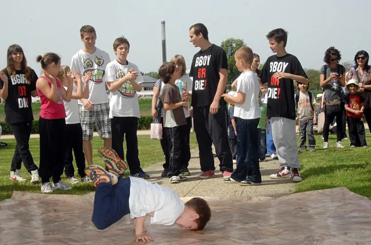 Svjetski dan plesa obilježili su učenici Indrustrijsko-obrtničke i Strukovne &scaron;kole Sisak