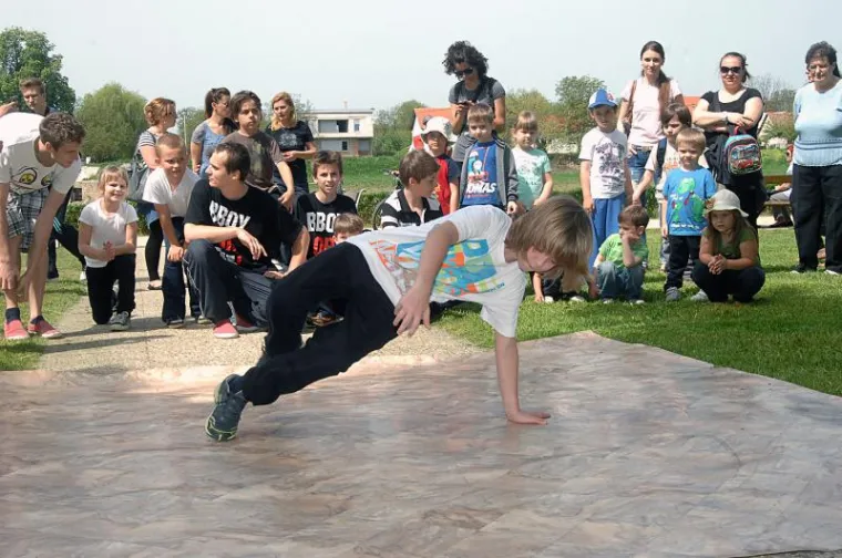 Svjetski dan plesa na &scaron;etnici uz Kupu