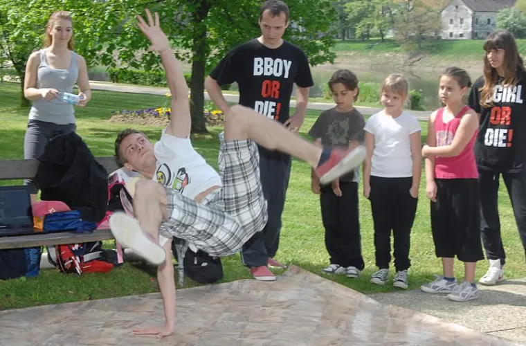 Svjetski dan plesa na &scaron;etnici uz Kupu