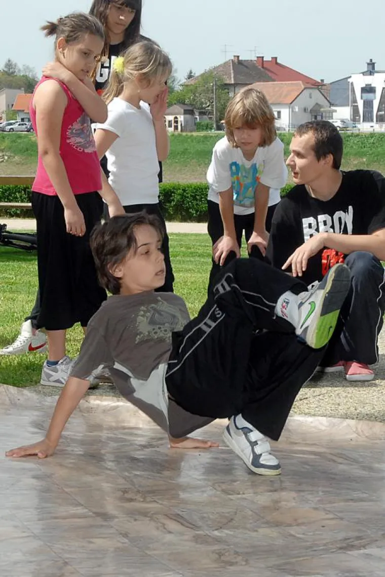 Svjetski dan plesa na &scaron;etnici uz Kupu