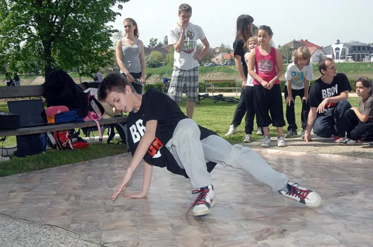 Svjetski dan plesa na &scaron;etnici uz Kupu