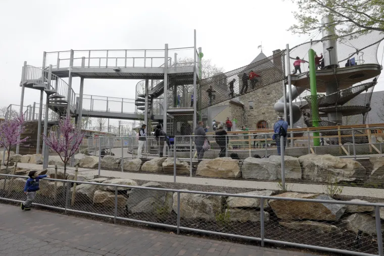 Zoolo&scaron;ki vrt napravljen sa svim sadržajima potrebnim za djecu kako bi djeci bilo &scaron;to zabavnije, a da pritom budu &scaron;to biliže životinjama