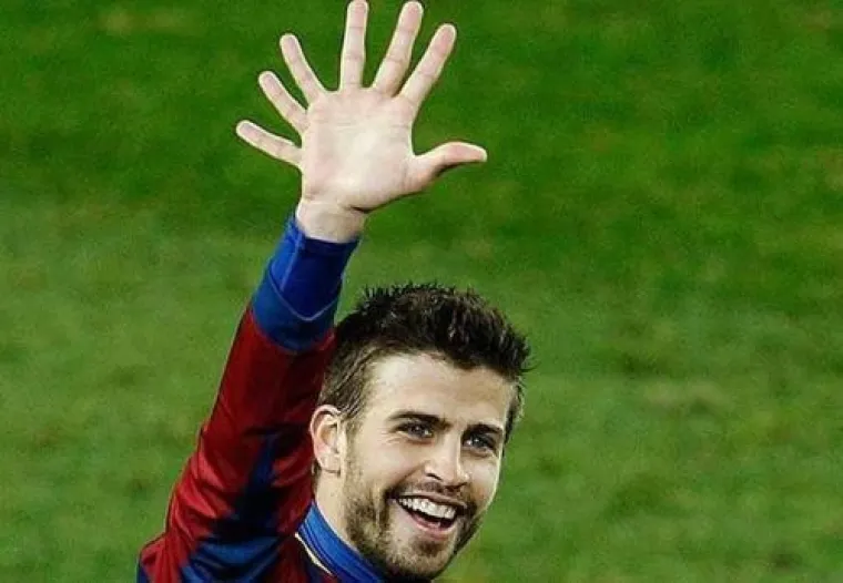 Kako po novome Gerard Pique pozdravlja publiku na Nou Campu.