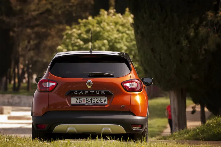 To je kompaktan, krotak crossover posve okrenut vozaču. Linije Renaultova novog crossovera doživljava se nepretencioznima, ali njegov jako naprijed postavljen strmi vjetrobran ističe iznimno dinamičan stav.