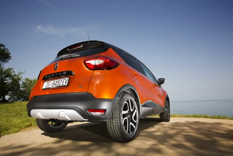 Kombinacija kompaktnih volumena, povišen položaj od tla, kotači velika promjera i štitnici pragova omogućuju lako svladavanje svakidašnjih automobilističkih zadaća. Štitnici pragova čuvaju ga, pored toga, od ogrebotina u gradu i prirodi, a dvodijelna vodoravno postavljena stražnja svjetla omogućuju da vrata prtljažnika budu šira i pomažu da automobil ne nalikuje na kutiju.