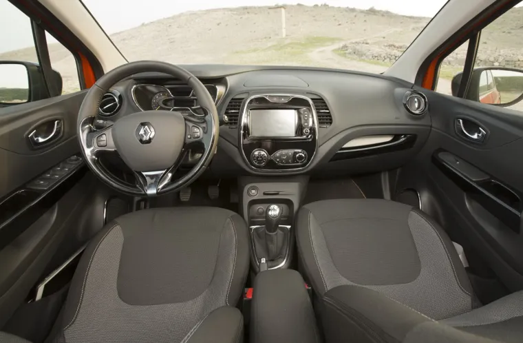 U kabini Capturovu prilagođenost čovjeku naglašavaju dvije domišljate inovacije: velik pretinac za rukavice u obliku ladice, koji je vozaču lako dohvatljiv i prima jedanaest litara, te perive presvlake sjedala s patentnim zatvaračem.