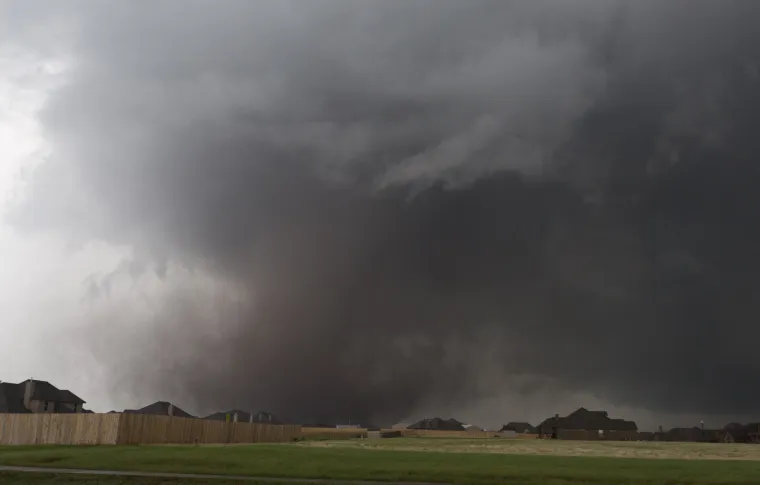 Snažan tornado, s vjetrom koji je na mahove dostizao brzinu od oko 200 milja na sat, opusto&scaron;io je &scaron;ire područje grada Oklahoma City