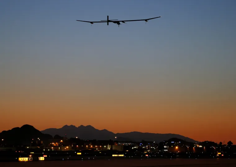 Avion na solarnu energiju