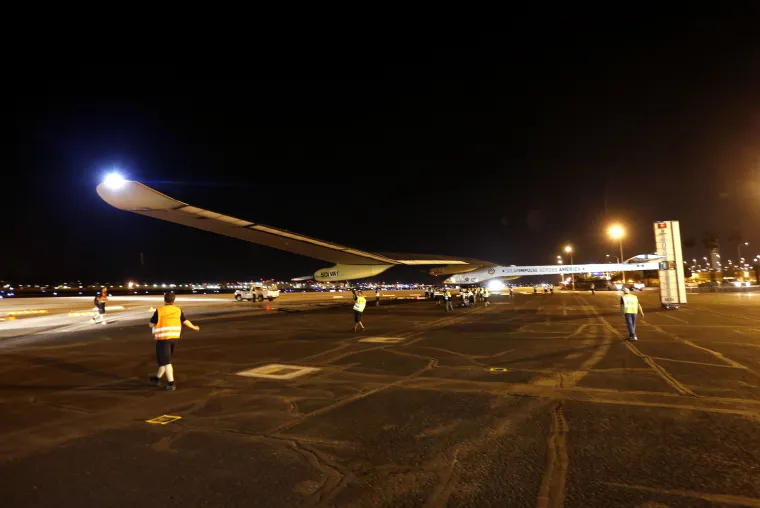 Avion na solarnu energiju