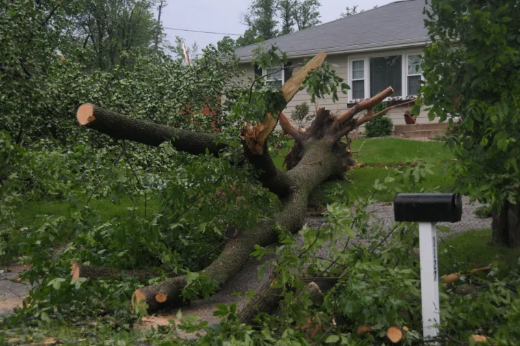 Kuća i okolina nakon tornada popraćenog munjama
