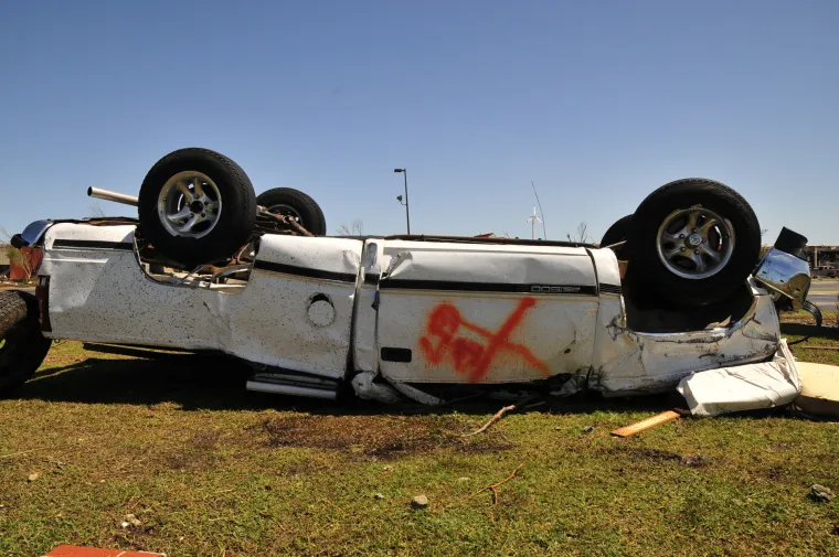 Vozilo kojeg je tornado u potpunosti preokrenuo na krov