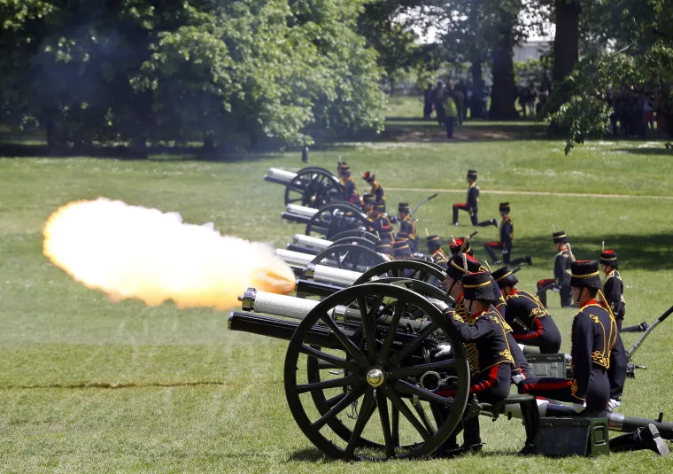 Počasni pozdrav topovima povodom proslave 60 godina od krunidbe Kraljice Elizabete II. Topovi u čast kraljici ispucavaju 62 pucnja.