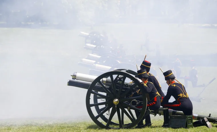Počasni pozdrav topovima u čast Kraljice Elizabete II.
