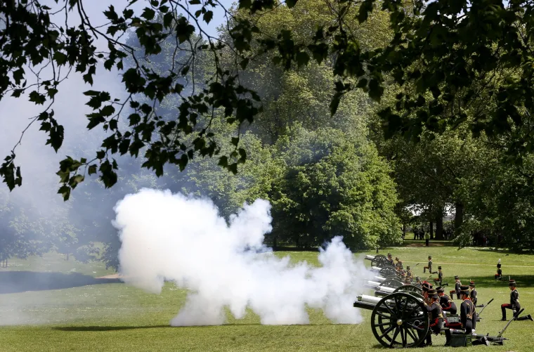 Počasni pozdrav topovima u čast Kraljice Elizabete II.