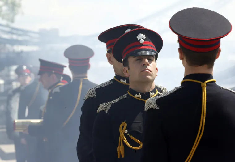 Počasni pozdrav topovima u čast Kraljice Elizabete II.