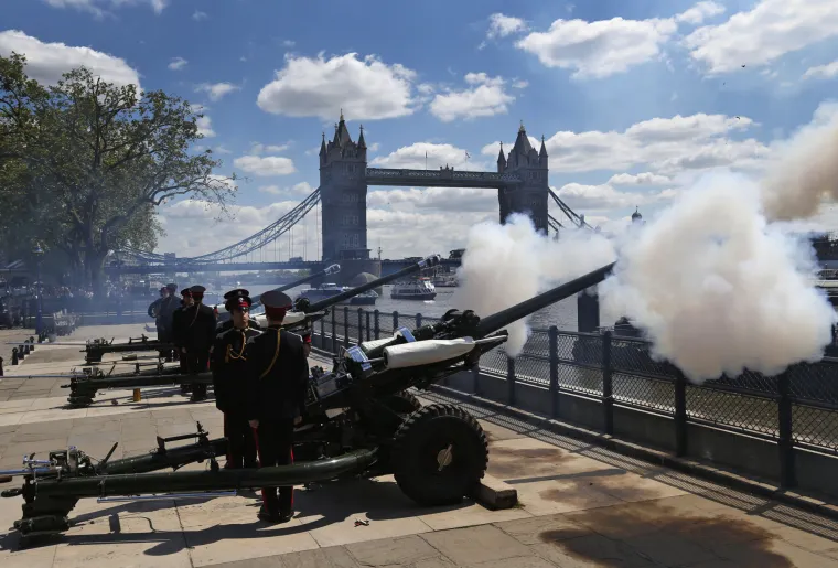 Počasni pozdrav topovima u čast Kraljice Elizabete II.
