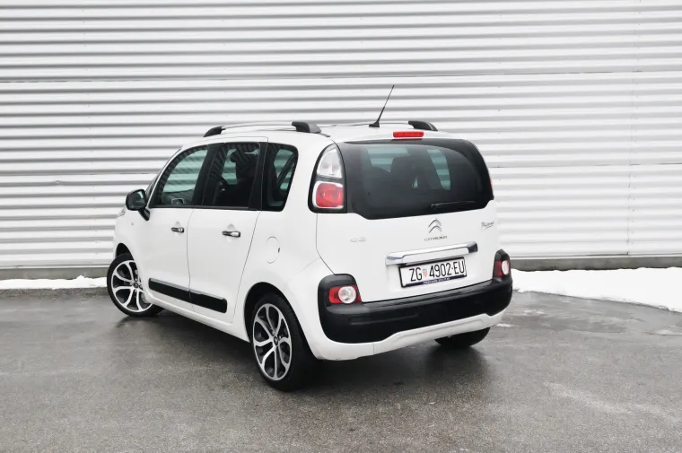 Funkcionalno posložen, simpatičan i odličnog motora najmanji Picasso privlači prije svega praktične ljude spremne izdvojiti i nešto više novca