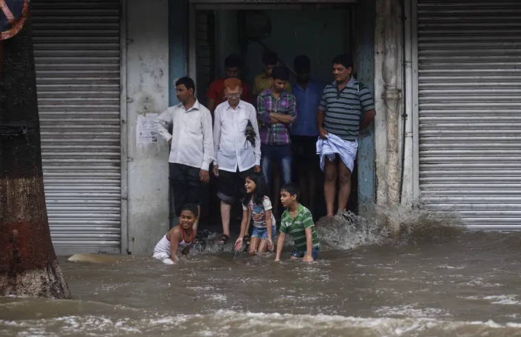 U Indiji monsunske kiše padaju svake godine od lipnja do rujna i zbog tih kiša zemljoradnici imaju velike probleme.