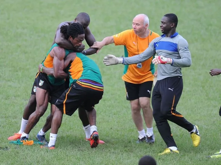 Riječ je o Jean-Jacquesu Gossu i Abdulu Razaku koji nisu nepoznati igrači, stoga ni njihova tučnjava nije prošla nezamijećeno.