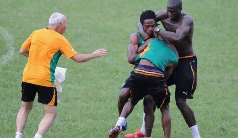 Stručni stožer i pojedini igrači pokušali su razdvojiti ratoborne 'pjetliće'.