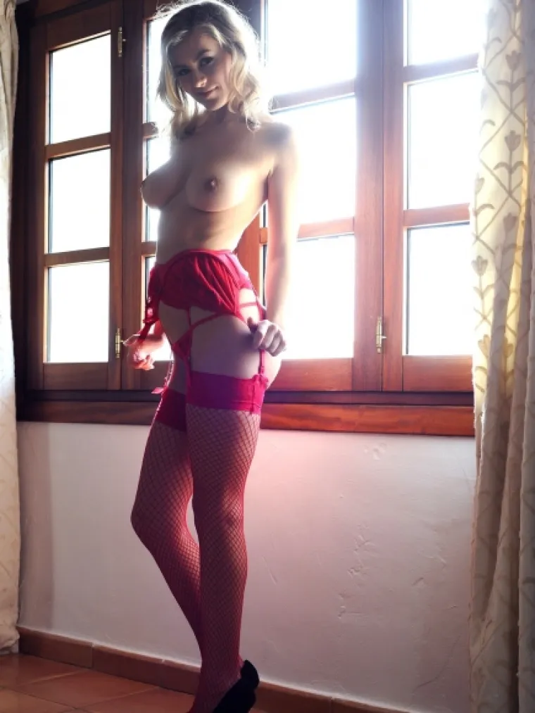 Ljepoticu u crvenom donjem rublju ne smijete propustiti