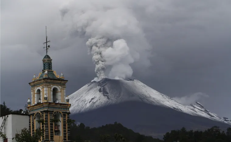 Vulkan Popokatepetl izbacuje pepeo