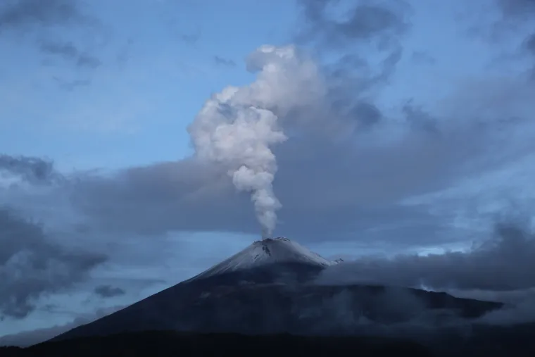 Vulkan Popokatepetl izbacuje pepeo