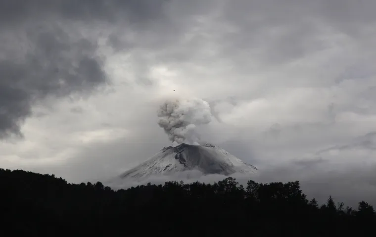 Vulkan Popokatepetl izbacuje pepeo
