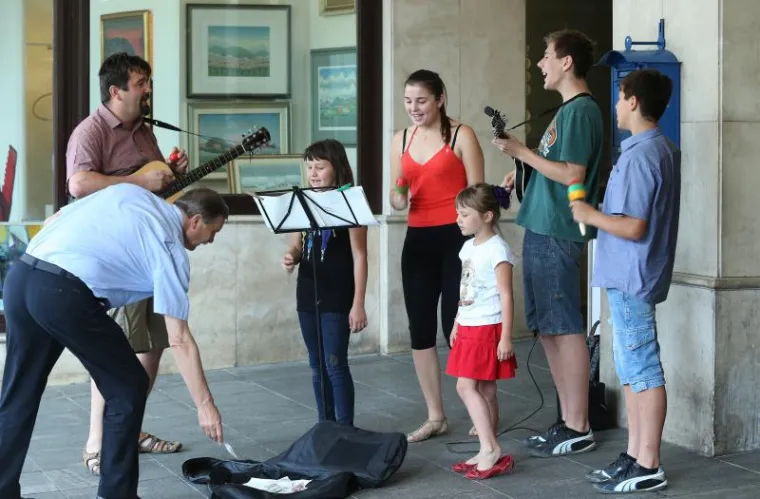 Raspjevana obitelj uljep&scaron;ala dan Zagrepčanima