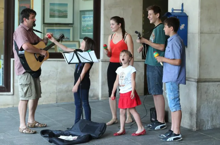Raspjevana obitelj uljep&scaron;ala dan Zagrepčanima