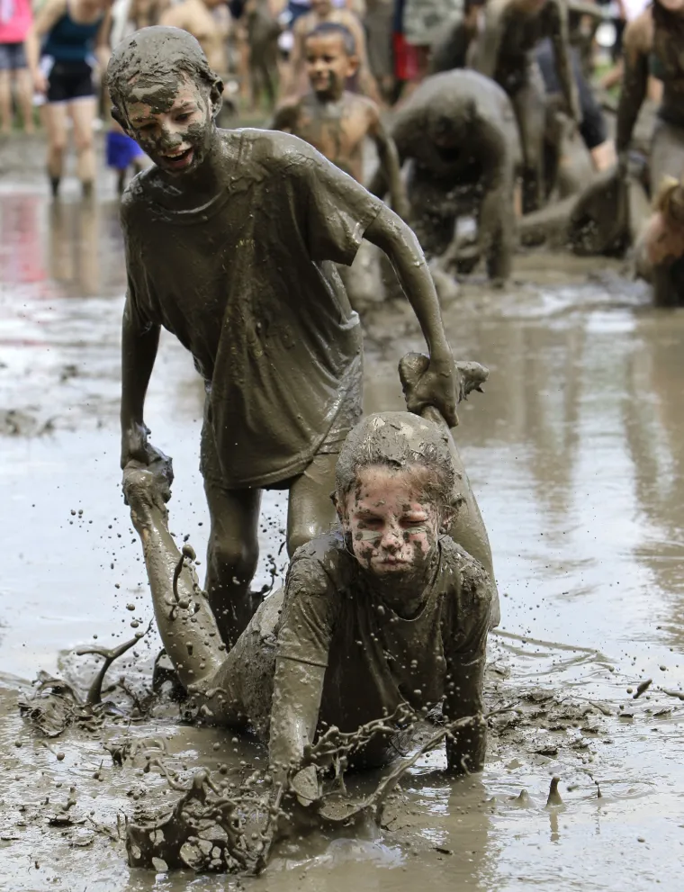 Stotine djece u Americi uživaju u proslavi Dana blata. Dan kada se mogu slobodno okupati u blatu.