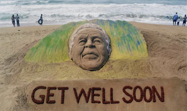 Građani Južne Afrike samoinicijativno su odlučili napraviti razne slike, kipove i ostala umjetnička djela u čast Nelsonu Mendeli.