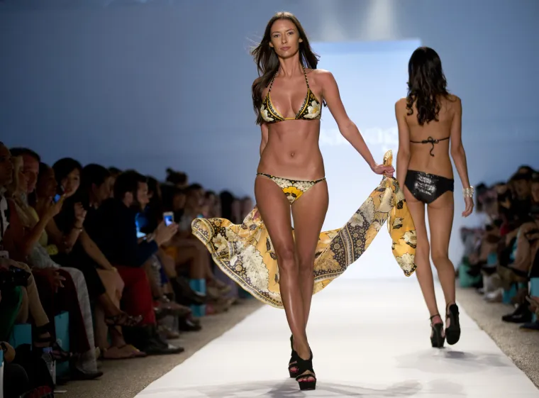 Moda za plažu predstavljena na Mercedes-Benz Fashion Week Swim showu u Miamiju.