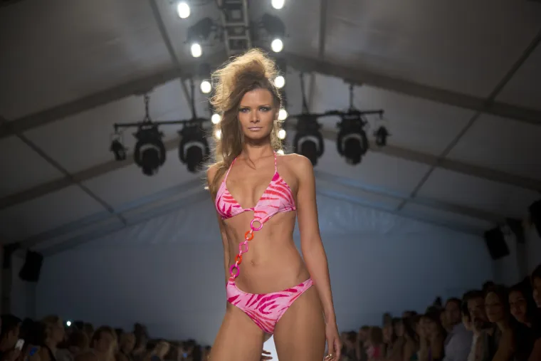 Atraktivna revija kupaćih kostima