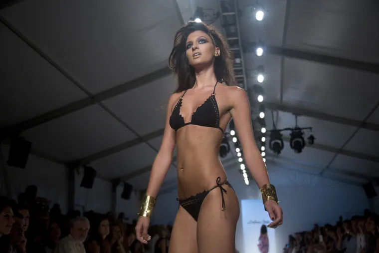 Atraktivna revija kupaćih kostima