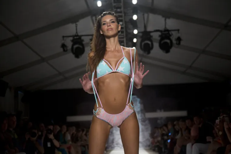 Atraktivna revija kupaćih kostima