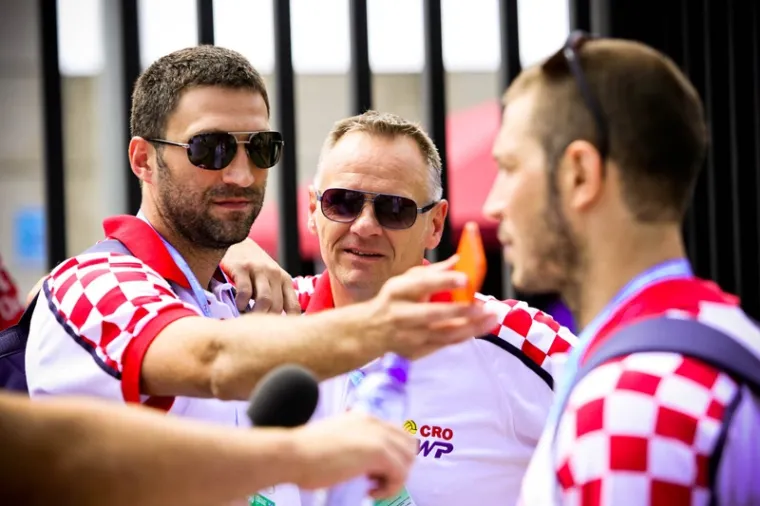 Anđelo &Scaron;etka pod budnim okom suigrača daje izjavu...