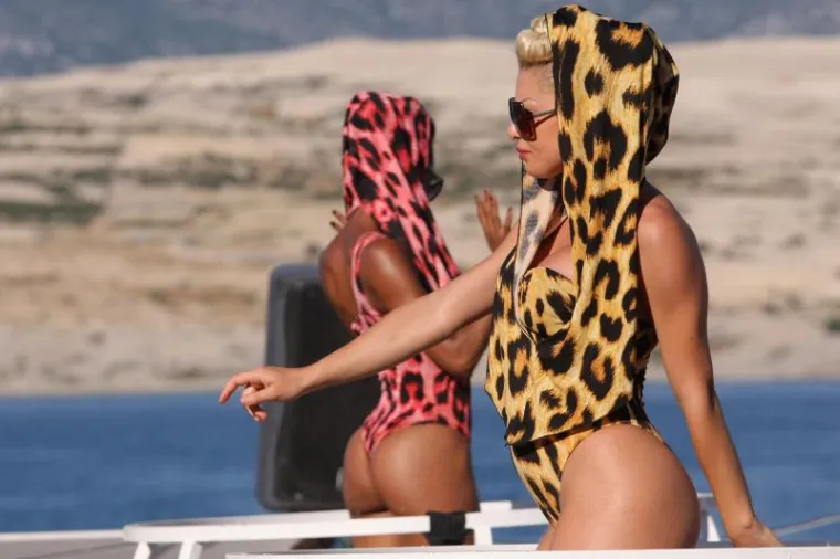 Božanstvene guze zavladale Zrćem!