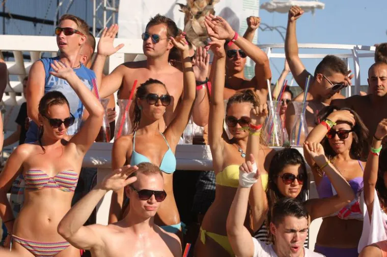 Božanstvene guze zavladale Zrćem!