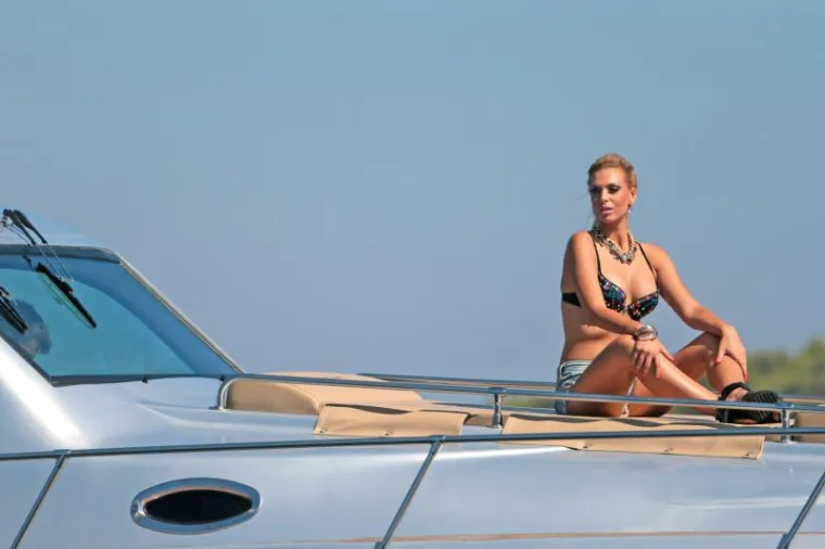 Ava mamila uzdahe u izazovnom bikiniju