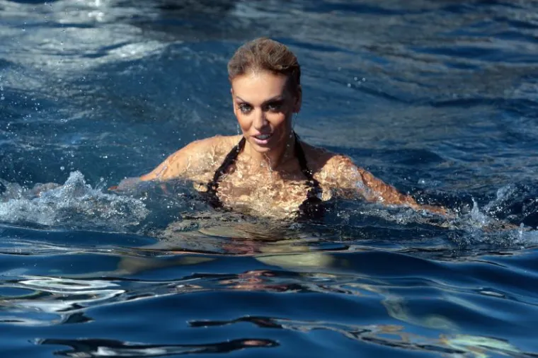 Ava mamila uzdahe u izazovnom bikiniju