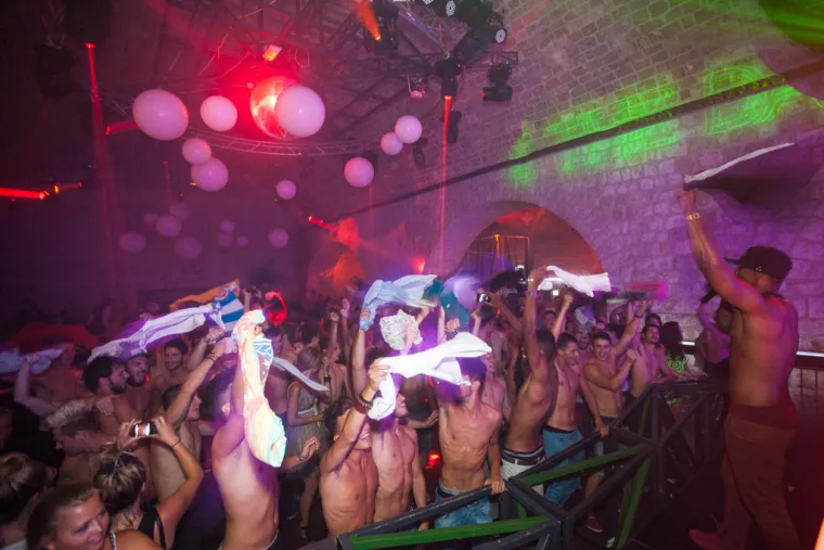 Cure oblijetale Renatu Sopek, a dečki izvodili striptiz