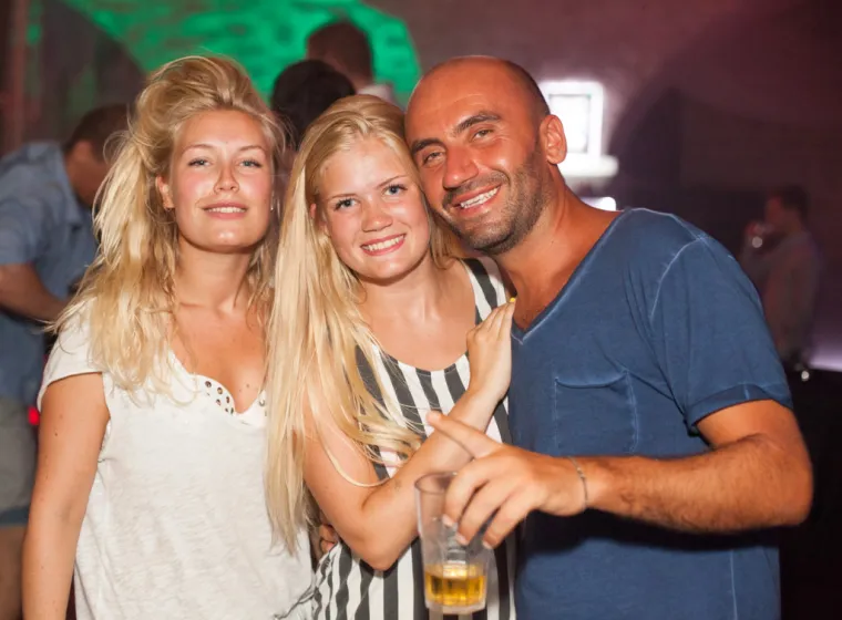 Cure oblijetale Renatu Sopek, a dečki izvodili striptiz