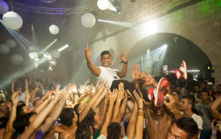 Cure oblijetale Renatu Sopek, a dečki izvodili striptiz