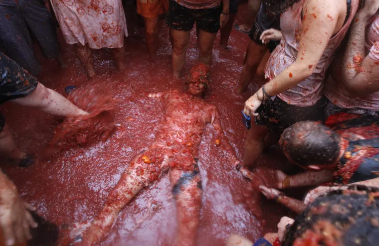 Tradicionalan festival u Španjolskoj prilikom kojega se narod okupi na ulicama i svi se gađaju paradajzom.